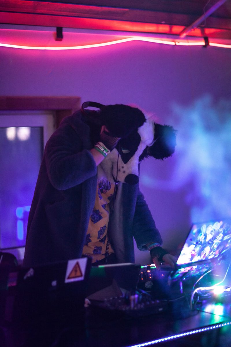 Kasper_fur's tweet photo. full steam ahead!!! #Furry #Fursuit #FursuitFriday #Dance #Dj https://t.co/IG7E9RPY4s