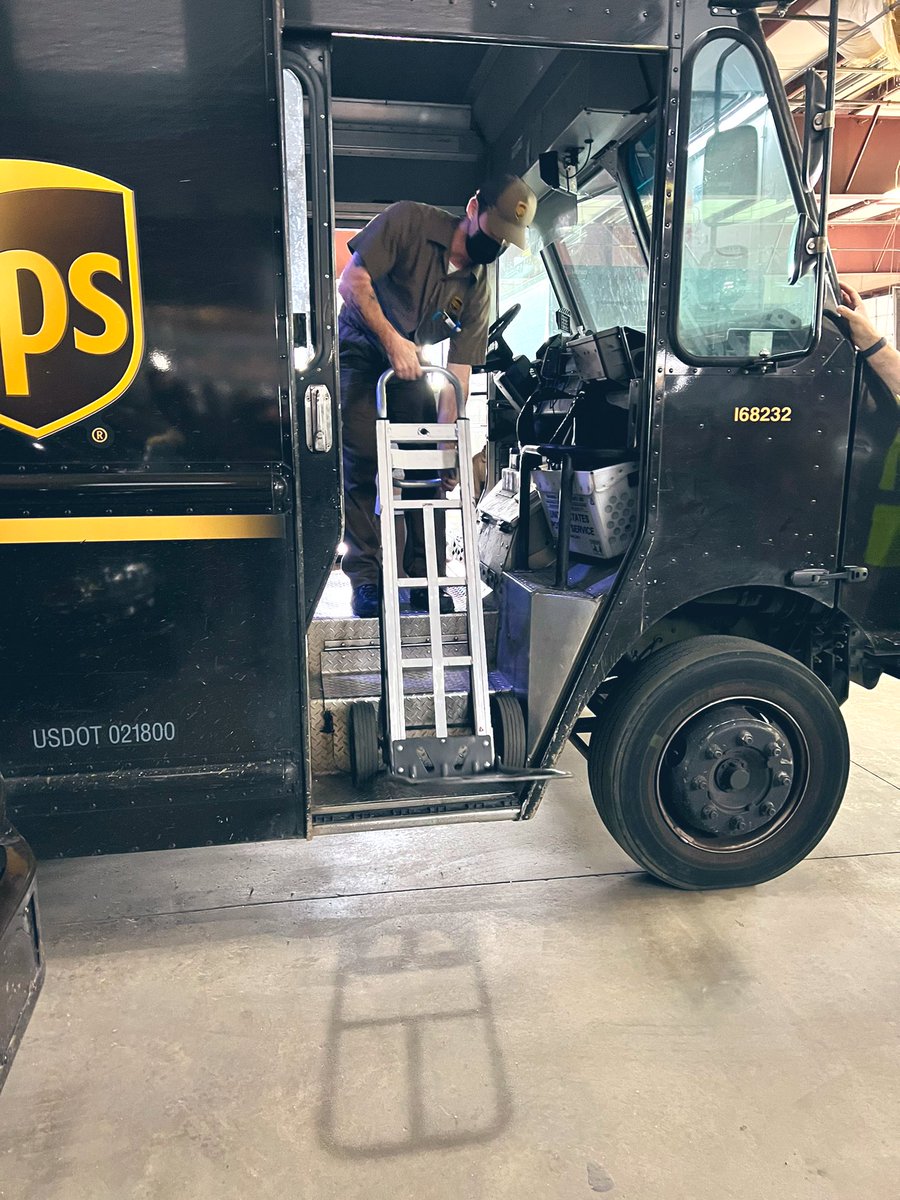 ChspNc's tweet photo. Todays injury activity was about how to use a handcart properly when entering and exiting the package car and also when it’s acceptable to pull. #safety #safetyfirst #ups #upser #upsers #injuryactivity #upsactivity #chsp https://t.co/OGjJzjKyn8