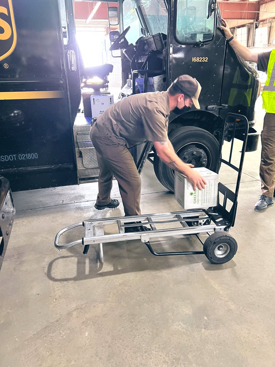 ChspNc's tweet photo. Todays injury activity was about how to use a handcart properly when entering and exiting the package car and also when it’s acceptable to pull. #safety #safetyfirst #ups #upser #upsers #injuryactivity #upsactivity #chsp https://t.co/OGjJzjKyn8