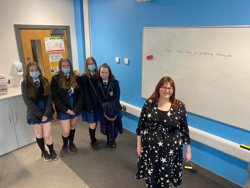 cymraeglanclwyd's tweet photo. Diolch o galon i’r awdures @BeckyERoberts am ddod i drafod ei nofel #Helynt gyda disgyblion Bl9 heddiw. Profiad gwych a’r disgyblion yn edrych ymlaen at ddyfodiad #Helynt2 i gael gwybod yr atebion i’w cwestiynau! @CarregGwalch @LlyfrauCymru @YsgolGlanClwyd #darllen #diolch https://t.co/OYx7rbG3FV