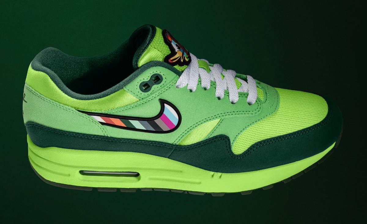 ModernNotoriety's tweet photo. Tinker Hatfield has designed a new "Oregon Ducks" Air Max 1, created exclusively for Division Street's Ducks of a Feather NFT project https://t.co/8Q1p6fwkyc https://t.co/pnCLAvB2Wl