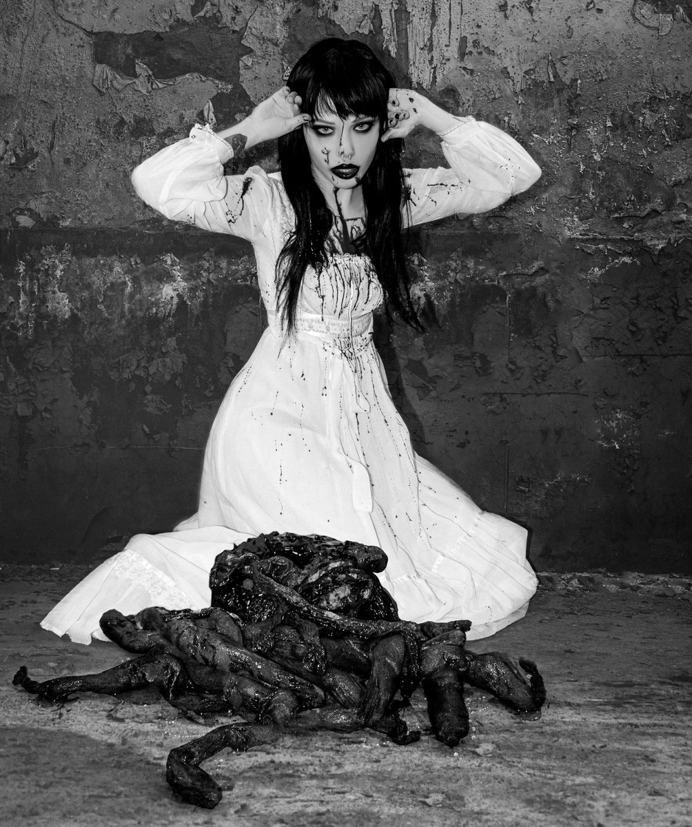 AlternoMXX's tweet photo. El álbum debut de Alice Glass, ex Crystal Castles: PREY//IV, ya está disponible en todas las plataformas digitales.

El disco fue lanzado por el sello de la artista Eating Glass Record.

#alternomx #aliceglass #preyIV #newmusic #darkelectronic #experimental https://t.co/uFAKunPrKb