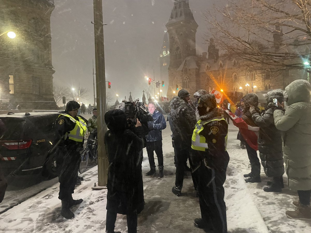 It’s at the point where 4 OPP officers have to help keep a reporter safe as he does a stand up, with protesters surrounding him #cdnpoli