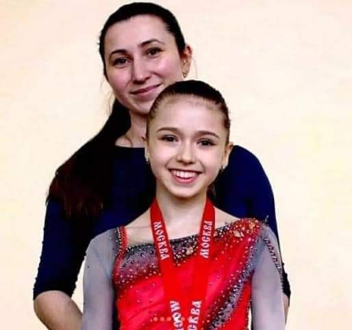 камила валиева фигуристка 2022. камила валиева отец. камилла валиева с родителями. семья камиллы валиевой. камилла валиева семья.