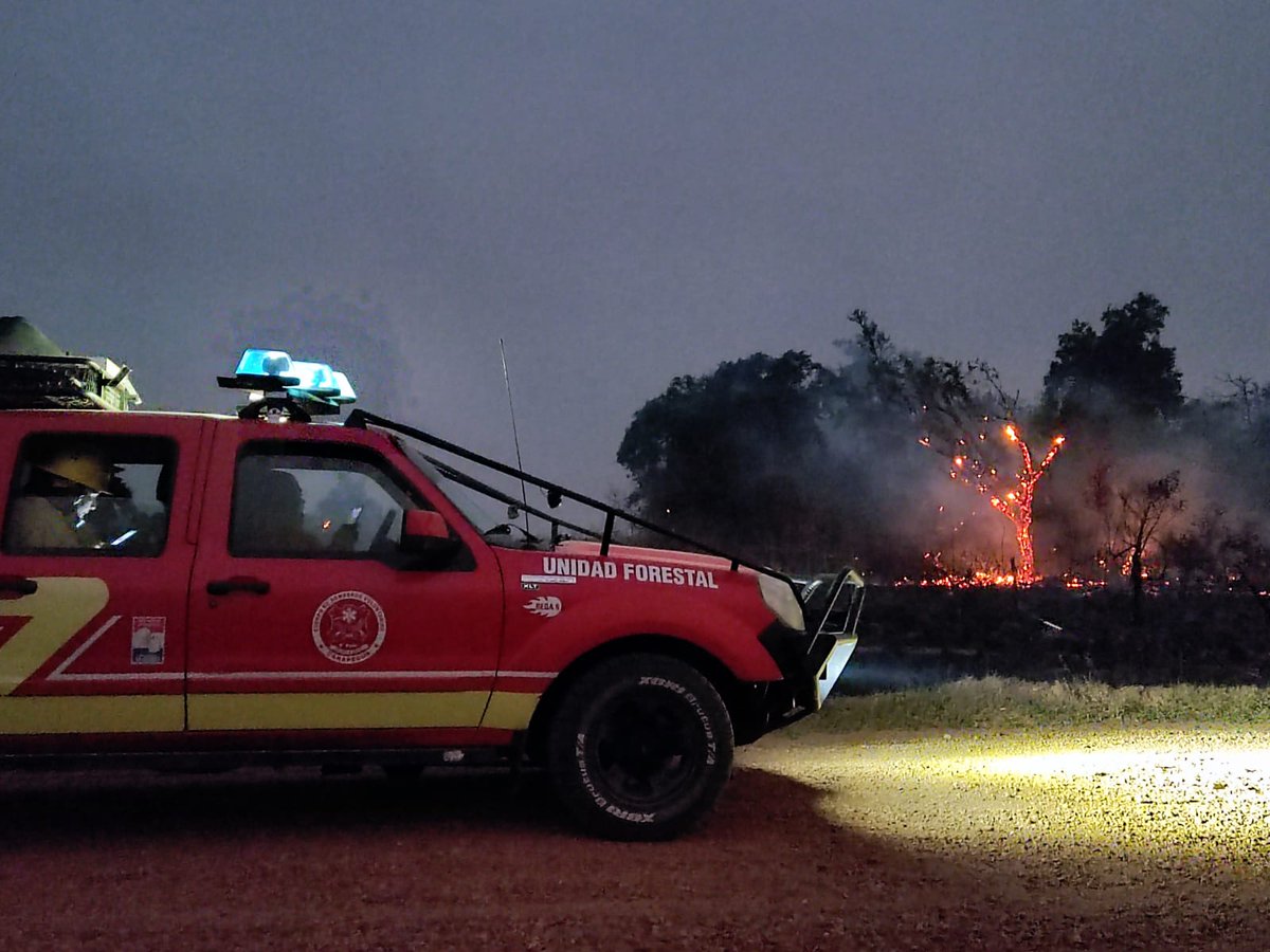 BomberoCarapegu's tweet photo. #INCENDIO 
95% solucionado el incendio en Franco Isla Hugua. Gran trabajo en conjunto con los lugareños. #BOMBEROSCARAPEGUA #carapeguá https://t.co/vTa6Qiu8fA