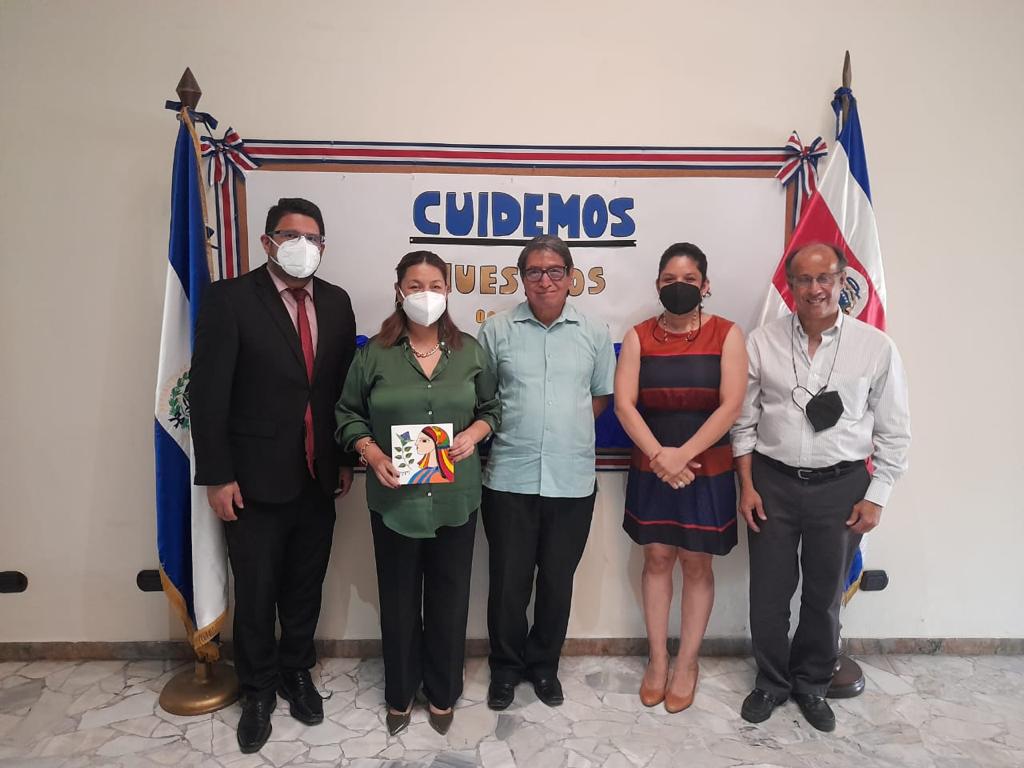 AjoyLina's tweet photo. Un gusto recibir en la Embajada a los representantes del Colegio de Ciencias Económicas y valorar intercambio con su contraparte costarricense. https://t.co/gX61yc6rMJ