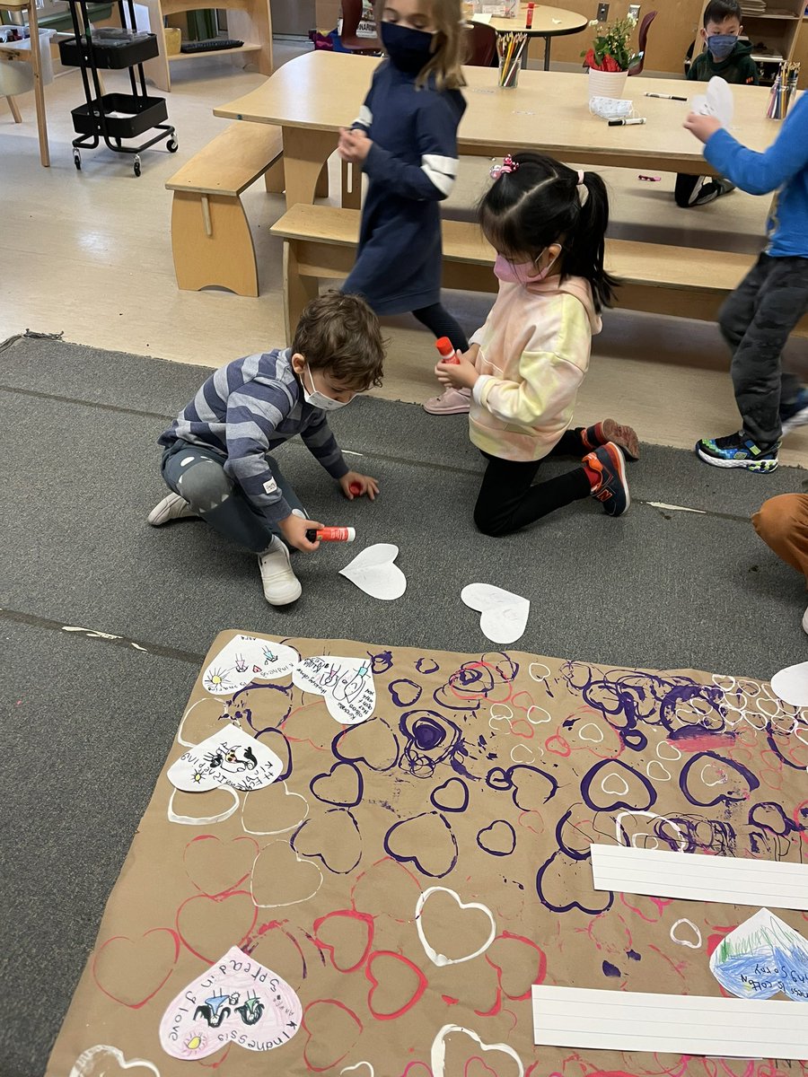 teach_ad's tweet photo. Division 22 Kindergarten students are spreading messages of kindness on a mural we created together! #kindness #teamwork @brentwoodSD41 @burnabyschools https://t.co/p3EeAKsAdz