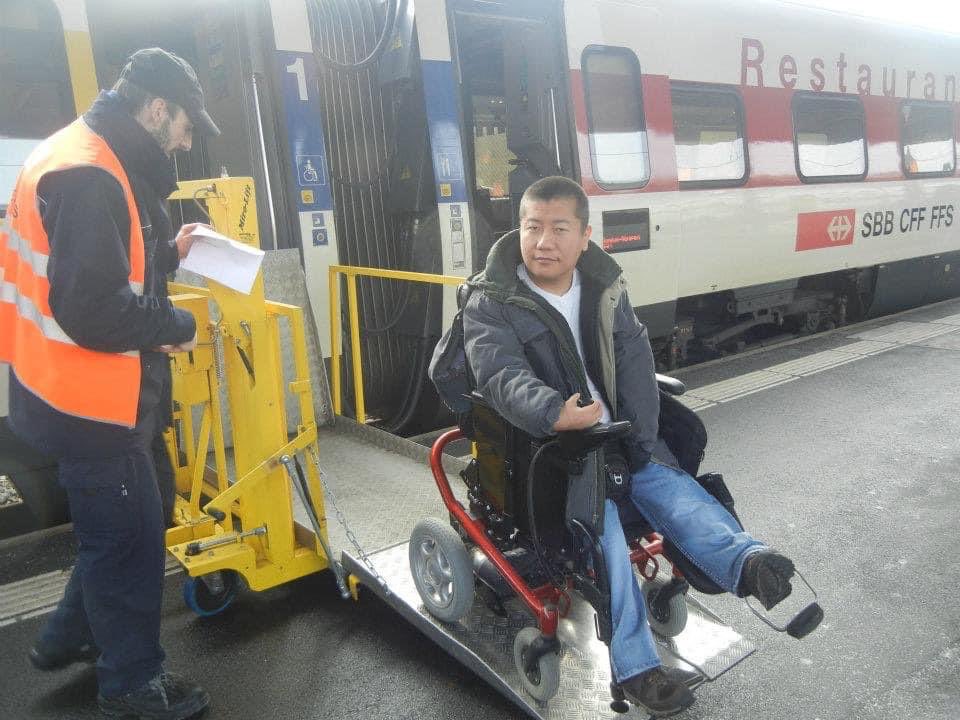 Зарим газар галт тэрэг нь хүртэл хүндээ ээлтэй байх юм...
Зарим газар ганган ордон нь үзэмжээс цаашгүй байх юм доо :)