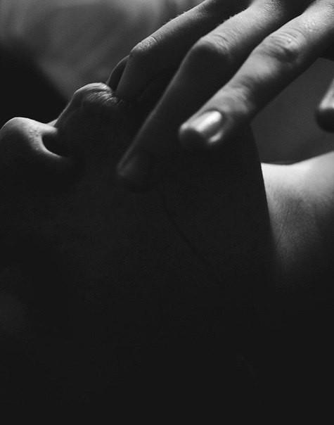 переплетение мужских рук. мужская и женская рука. переплетенные пальцы. объятия руки. руки на мужской спине.