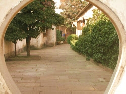 MrsSimpson1779's tweet photo. Miss Cireena hath lived some time in China.Such doors, says she, have a high lintel that must be stepped over.For women with bounden feet this be difficult without help,so 'tis a way for to keep women in their place, indeed!I find it cruel,to use an open doorway to keep women in. https://t.co/eGHWvOg2r3