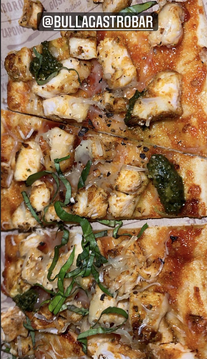 SikiraT's tweet image. 😍 The tomato marmalade actually does have a hint of sweetness, it’s not just a basic zesty savory tomato sauce 👏🏾 #ChickenFlatBread #welldone #bullagastrobar #pesto #tomatoMarmalade #mahóncheese #atlantaRestaurants #atlantaEats @BullaGastrobar 🥖🍅🍗🧀✨