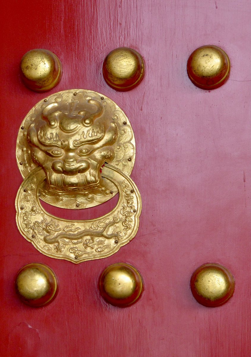 A beautiful door in the Forbidden City, Beijing #12yearsago #china #beijing #beautifulplaces #forbiddencity #gugong #chinoiserie #door #chinesedesign #chineseinterior #travel  #remarkabletravels