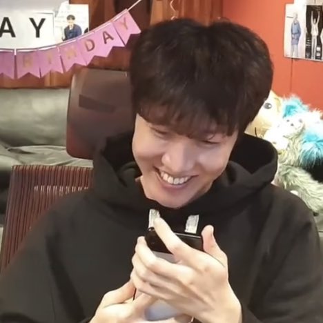 BTSTaehyungTHV's tweet photo. I called hobi bro💜 on his birthday🎂🎉🎁 his smile is precious 🥰also JK called him too 💜 https://t.co/xH47taJ8QW