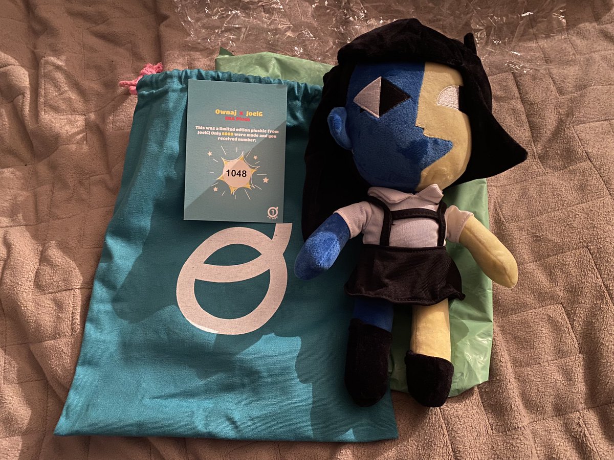 minishcaplink's tweet photo. Ena’s moved on from the mindsphere of @JoelGuerraC and started some freeloading (mis)adventures at my place! 🏠🍱🛌🎮 Now you know why the contents been dropping less 🎭🌛🥢🐕 Limited/1st Edition 1048/8000 with card &amp; pouch #EnaJoelg #Ownaj #Plush #BetterThenYourAverageFeverDream https://t.co/H4KhpVXl1o