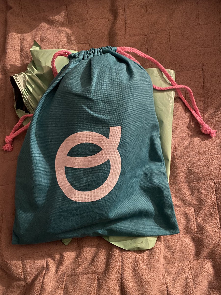 minishcaplink's tweet photo. Ena’s moved on from the mindsphere of @JoelGuerraC and started some freeloading (mis)adventures at my place! 🏠🍱🛌🎮 Now you know why the contents been dropping less 🎭🌛🥢🐕 Limited/1st Edition 1048/8000 with card &amp; pouch #EnaJoelg #Ownaj #Plush #BetterThenYourAverageFeverDream https://t.co/H4KhpVXl1o