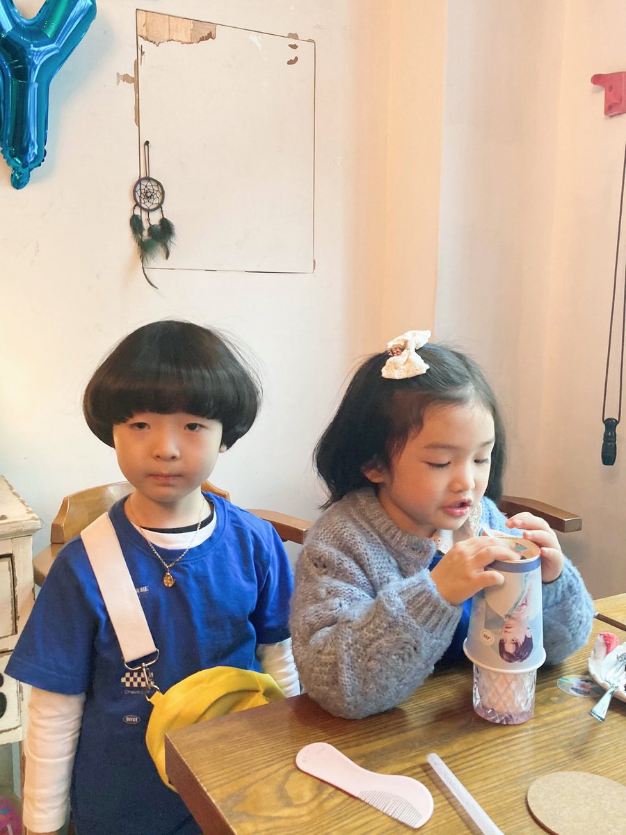 lazybear5218's tweet photo. 와주셔서 감사합니다😍부모님이 너무 좋으세요🥰행복해요😭💙💙

Look who is coming!Nayoon and Beomha with the parents visiting our Birthday Cafe Event for Junghwan today💕 https://t.co/HfriiQbex9