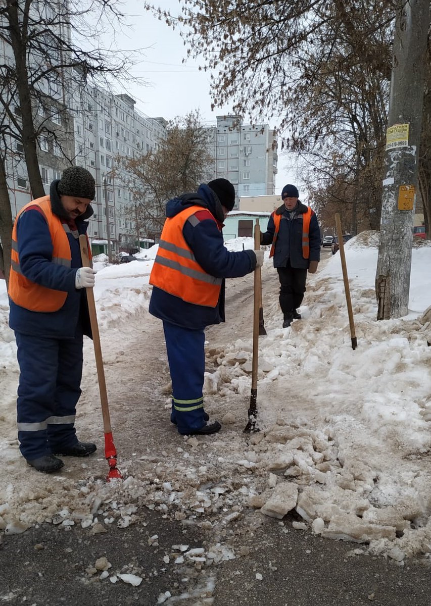 Очистка от снега и наледи тротуара по улице Галкина, в районе дома № 36, сотрудниками "МКУ Сервисный центр города Тулы"