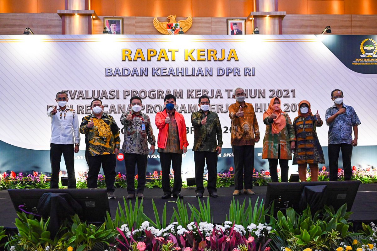 DPR_RI's tweet photo. Badan Keahlian DPR RI menyelenggarakan Rapat Kerja dengan tema “Evaluasi Program Kerja Tahun 2021 dan Rencana Program Kerja Tahun 2022” di Kabupaten Bogor, Jawa Barat, Kamis, 17 Februari 2022. #SetjenDPR #BKDPR https://t.co/6rIWqYIW7o