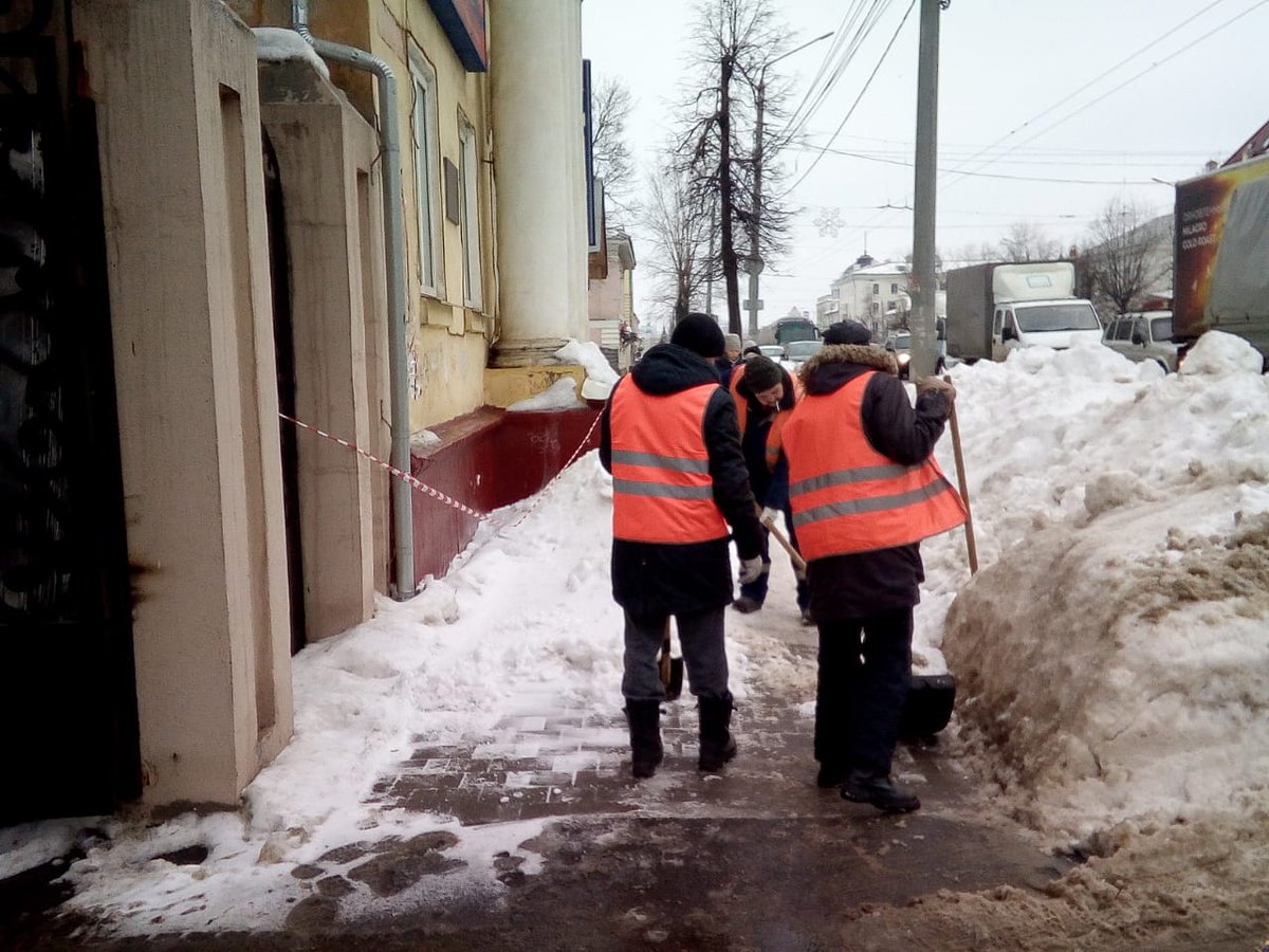 Очистка от снега и наледи тротуара по улице Октябрьская, в районе дома № 17, сотрудниками "МКУ Сервисный центр города Тулы"