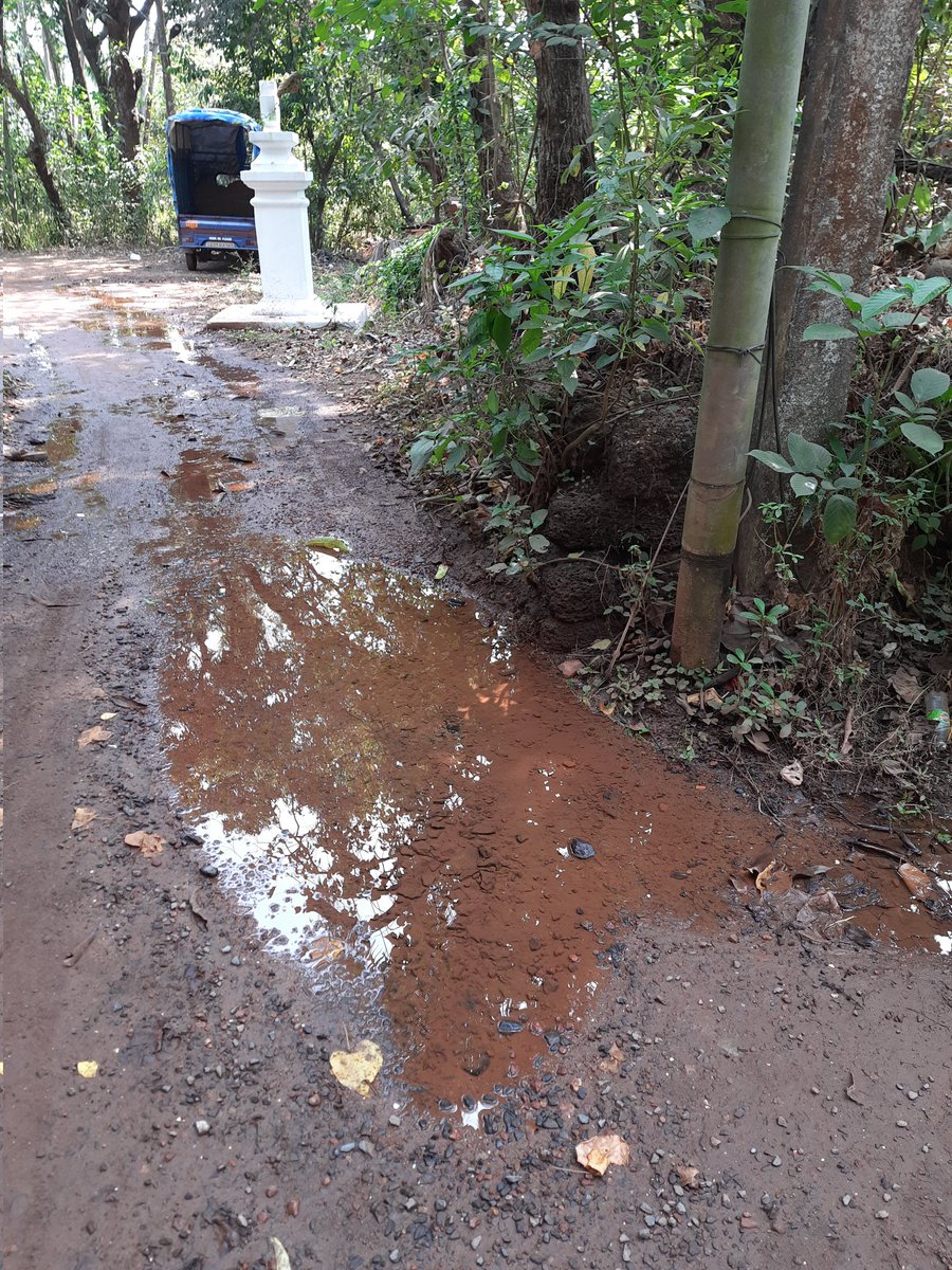 rdiukar's tweet photo. While people in some parts of goa have no water supply. Here in anjuna the PWD workers neglects the broken pipeline despite if frequent complaints. This is how @goacm @BJP4Goa wants to supply free water 24/7 
@DeepakPauskar @goa365tv1 @InGoa24x7 @prudentgoa https://t.co/gAzo8RWD3S