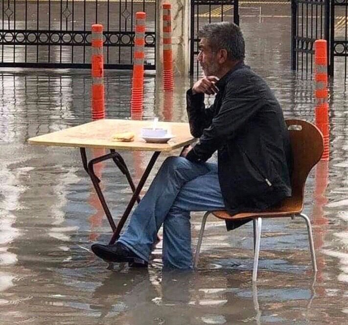 Bugün degisiklik yapıp.  .....Bütün gün bu şekilde oturucam. ......😂😂😂

Keyifli mutlu sabahlar olsun