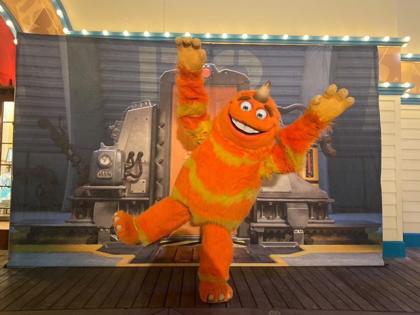 George Sanderson was out again! A rare opportunity: his last appearances  were at Disneyland Paris in November 2021, Disney California Adventure in  March 2020 and Magic Kingdom Park for Halloween parties in