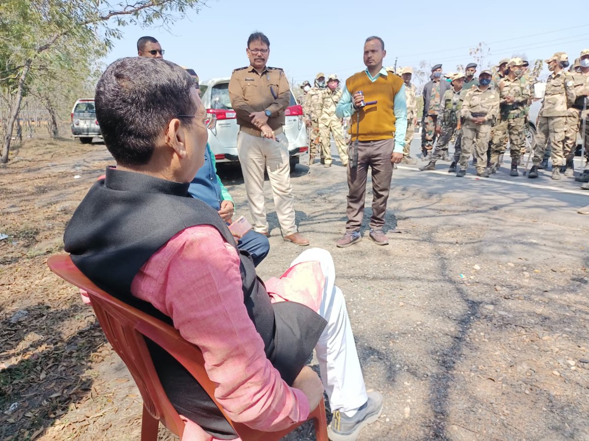 dprakashbjp's tweet photo. हेमंत सरकार अपनी तुष्टिकरण नीति के बाद अब तानाशाही नीति पर उतर आई है.

रूपेश पांडेय के परिजनों से मिलने जाने के क्रम में मुझे सरकार के इशारे पर हजारीबाग सिमा पर ही रोक दिया गया है,लेकिन मौनी सरकार यह कान खोलकर सुन ले कि जब तक न्याय नहीं तब तक भाजपा का संघर्ष जारी रहेगा.
@ANI https://t.co/Jp1VSe6Tsw