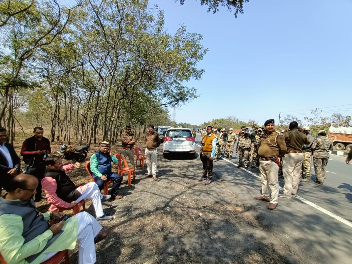 dprakashbjp's tweet photo. हेमंत सरकार अपनी तुष्टिकरण नीति के बाद अब तानाशाही नीति पर उतर आई है.

रूपेश पांडेय के परिजनों से मिलने जाने के क्रम में मुझे सरकार के इशारे पर हजारीबाग सिमा पर ही रोक दिया गया है,लेकिन मौनी सरकार यह कान खोलकर सुन ले कि जब तक न्याय नहीं तब तक भाजपा का संघर्ष जारी रहेगा.
@ANI https://t.co/Jp1VSe6Tsw