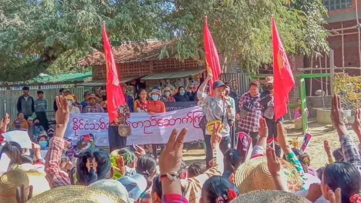 "Boldly Build New Nation" Women led Strike with full forces in Depayin marched to the streets and chanted slogans to root out the dictatorship.

#GlobalArmsEmbargo #2022Feb18Coup
#WhatsHappeningInMyanmar