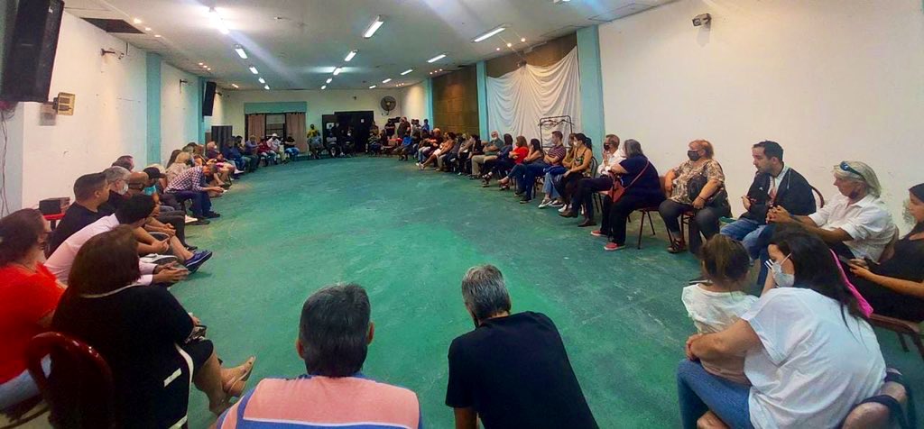 emilianobursese's tweet photo. Hoy nos reunimos dirigentes de distintos barrios del radicalismo de Lanus para planificar acciones y proyectos. Presencia territorial y aporte de ideas, escuchando al vecino y a sus problemas, será la mejor manera de seguir creciendo y consolidando la @ucr_comitelanus https://t.co/i6tjQrSy9w