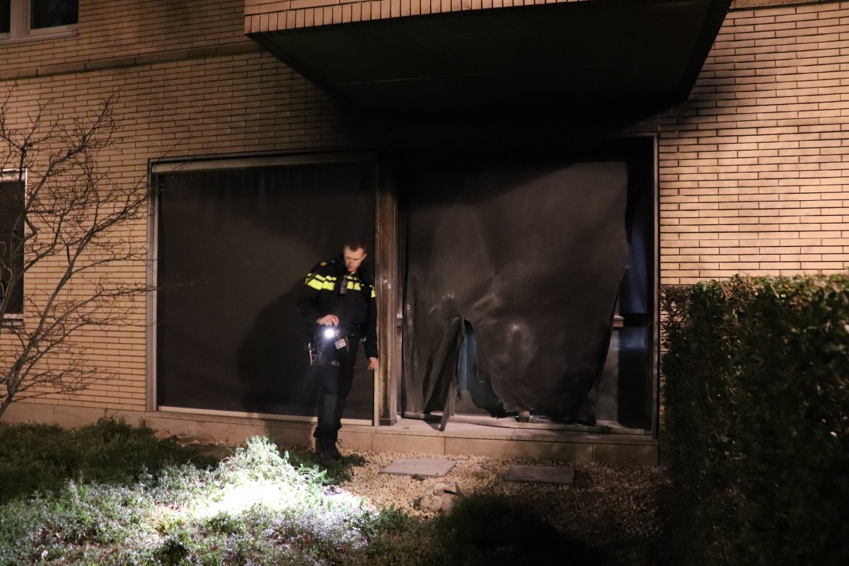 martindamen58's tweet photo. #Brandbom tegen #woning gegooid lijkt volgens de bewoner om een gerichte actie te gaan. Bew van de #Bundlaan in #Amsterdam #Overhoeks @noord020 werden vannacht om 01.32 uur opgeschrikt door een enorme knal. Twee ramen gesneuveld geen gewonden @POL_Amsterdam doet verder onderzoek. https://t.co/HEBm8DRifg