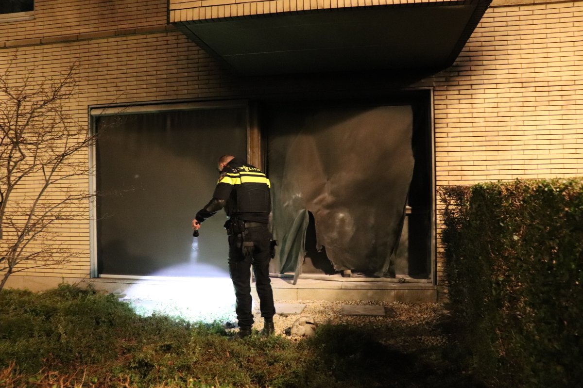 martindamen58's tweet photo. #Brandbom tegen #woning gegooid lijkt volgens de bewoner om een gerichte actie te gaan. Bew van de #Bundlaan in #Amsterdam #Overhoeks @noord020 werden vannacht om 01.32 uur opgeschrikt door een enorme knal. Twee ramen gesneuveld geen gewonden @POL_Amsterdam doet verder onderzoek. https://t.co/HEBm8DRifg