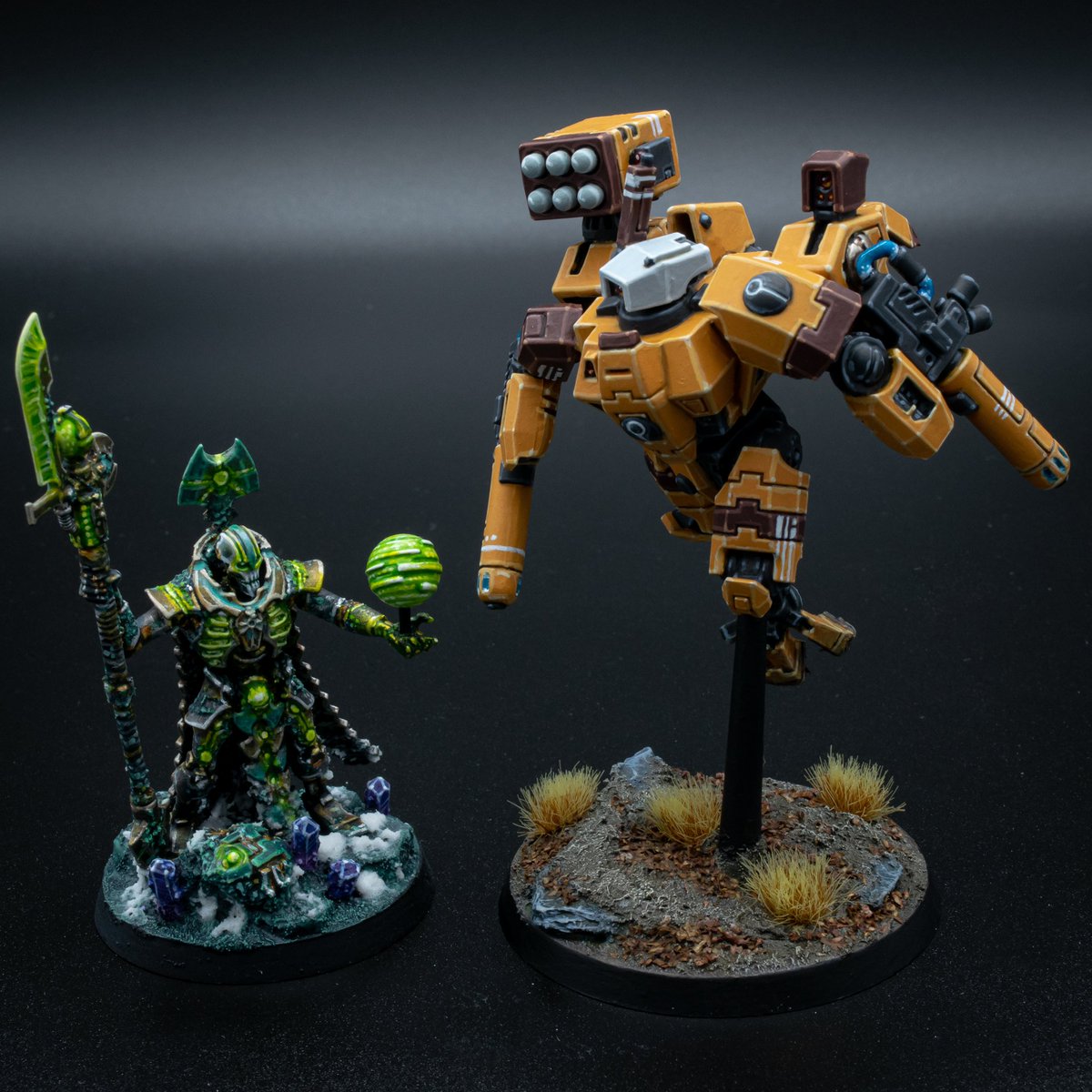 panik_anchorite's tweet photo. A comparison between my two xenos armies, #necrons and #tauempire! Best part of a second army is doing something completely different, style, colours and visual narrative-wise! #warhammer #paintingwarhammer #WarhammerCommunity #warcomm #mecha https://t.co/qQu4XIq7X7