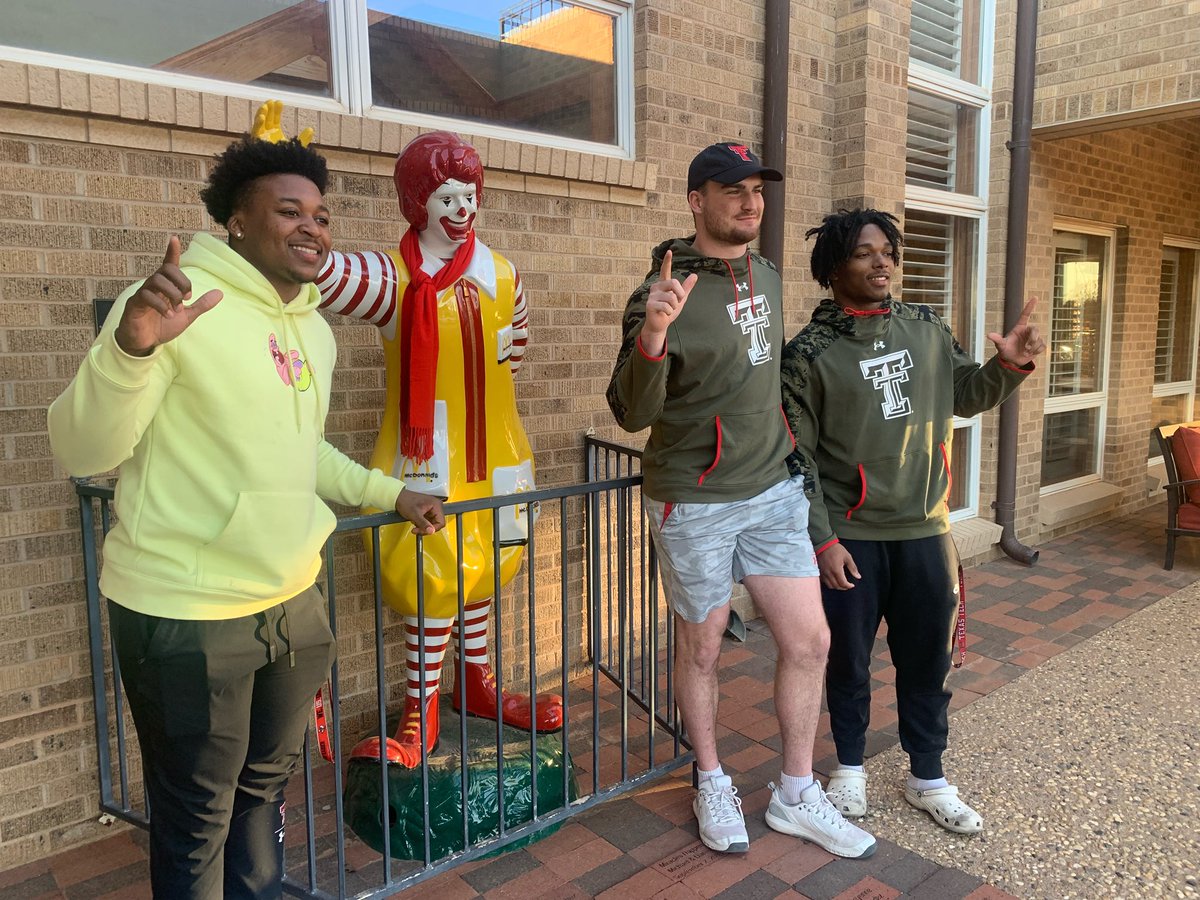 realdealsteppas's tweet photo. Had a blast at the Ronald McDonald House . Meeting new people was awesome 😊 ….. ‼️‼️‼️ #WhatsNext #Wreckem @Coach_Martin34 @JoeyMcGuireTTU https://t.co/gPcdNLVIq9