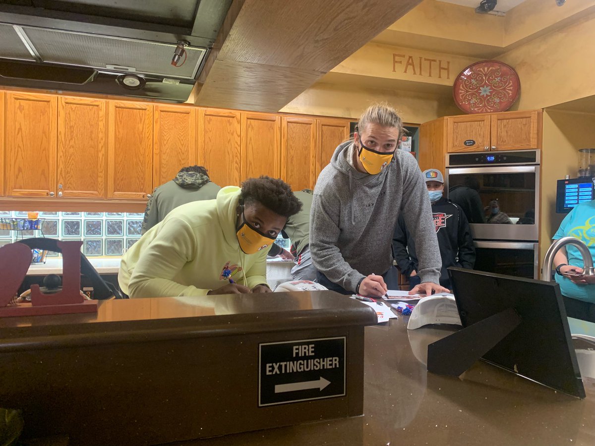 realdealsteppas's tweet photo. Had a blast at the Ronald McDonald House . Meeting new people was awesome 😊 ….. ‼️‼️‼️ #WhatsNext #Wreckem @Coach_Martin34 @JoeyMcGuireTTU https://t.co/gPcdNLVIq9