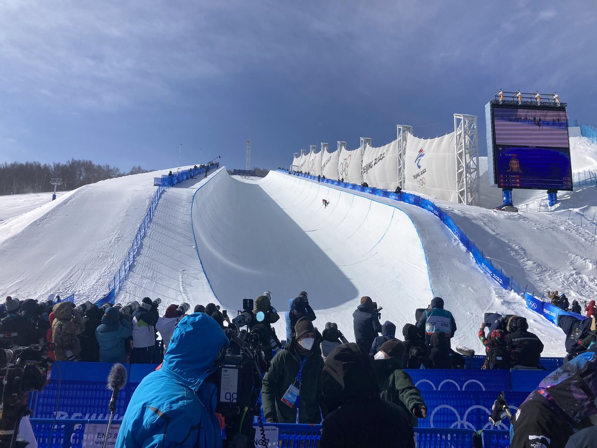 SebDuval's tweet image. Un peu d’ambiance en bas du half-pipe pour la très probable troisième médaille de la star chinoise Eileen Gu #Beijing2022