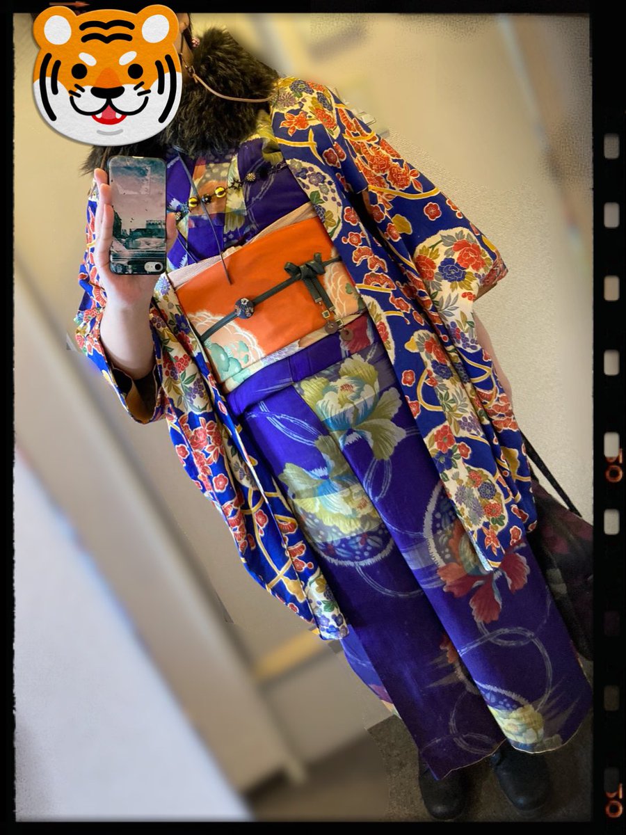 kirakira_fb's tweet photo. 0213コーデ。紺まみれ
山姥切国広鑑賞。
羽織 @modankomachi
長着 #idnet
半襟 #キモノ粒
帯締 #トトロ紐
羽織紐 @irodoriovo
バッグ @karatkarat2
帯留は埋忠の時のグッズでした。
この日はいっぱいいろんな人に声かけられた。嬉しいけど挙動不審になる。
#着物コーデ https://t.co/hrJzpN5sXN
