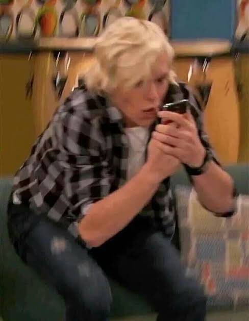 gyuhanmispapis's tweet image. yo bien feliz viendo el live del concierto.  //    lo cortan.