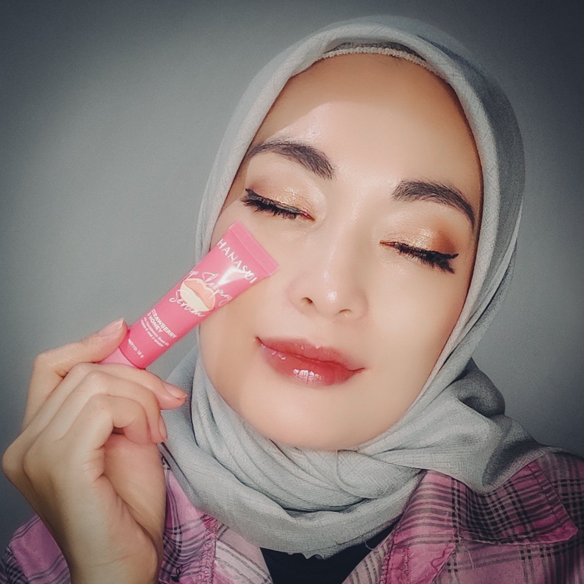 ShendyAmanda's tweet photo. Oh ya buat kamu yang ngerasa bibirnya kering kalau pakai lipstik, atau bibirnya gelap, kering dan pecah. Nah bisa pakai Lip Sleeping Serum. 
#taktikcantikhanasui #lipcreamhanasui #hanasui
#lipcream #kosmetikhalal #kosmetikbpom #kosmetiklokal https://t.co/reVvdS7U8n