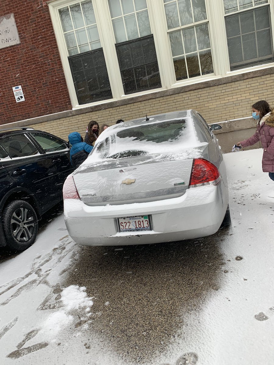 MrsDicksNPS's tweet photo. Just a little random act of kindness to end the day in 5th grade. ❄️ Hope the staff appreciated the snow off their cars before they left for the day!  #RandomActOfKindnessDay #fifthgraderocks @NPSChicago https://t.co/3D94cLMQf4
