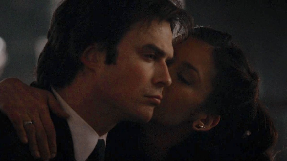 Nos momentos mais difíceis, Damon e Elena se apoiam, eles sempre estavam lá um para o outro, cuidando um do outro.