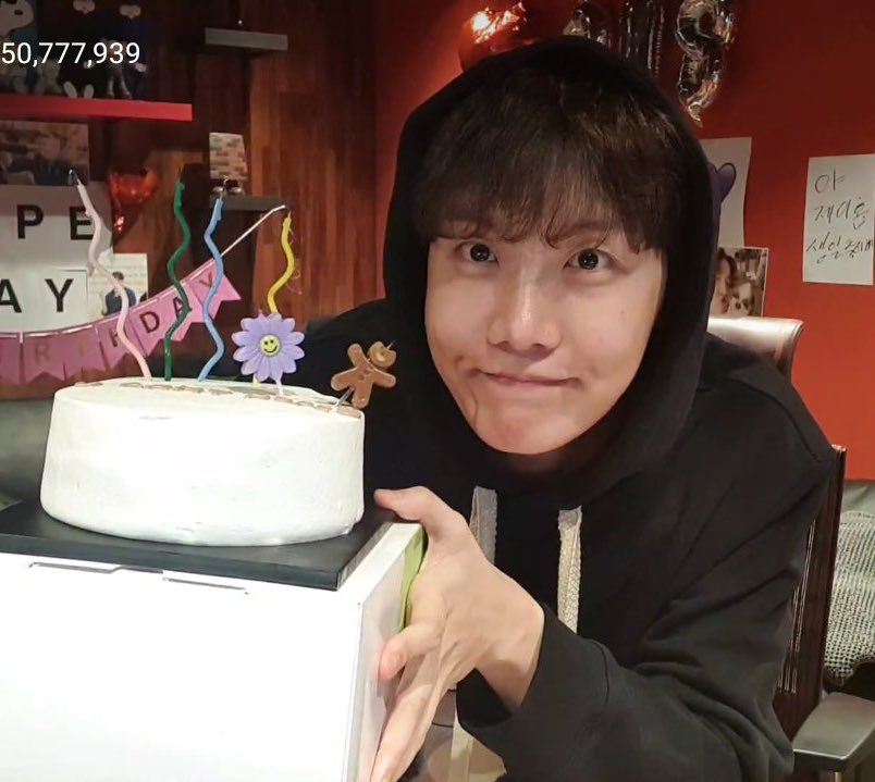 moonline_ph's tweet photo. HOBI BDAY GIVEAWAY 🎂🥳🎉

1 winner of Mcdo's 6-pc chicken nuggets meal 

3 winners of 50php GCASH 

• must be following us 
• like &amp; rt this tweet 
• comment “happy hobi day” once done

Ends: tomorrow

#MOONLINEPH_GIVEAWAY https://t.co/8XL5VrO1EV