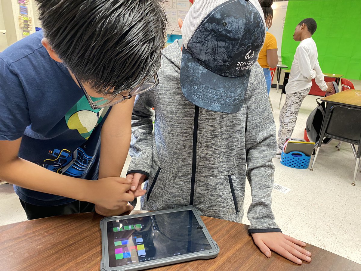 HayChamberlain's tweet photo. These 4th graders seriously enjoyed creating their news broadcasts today! https://t.co/HhD9DzIq8U