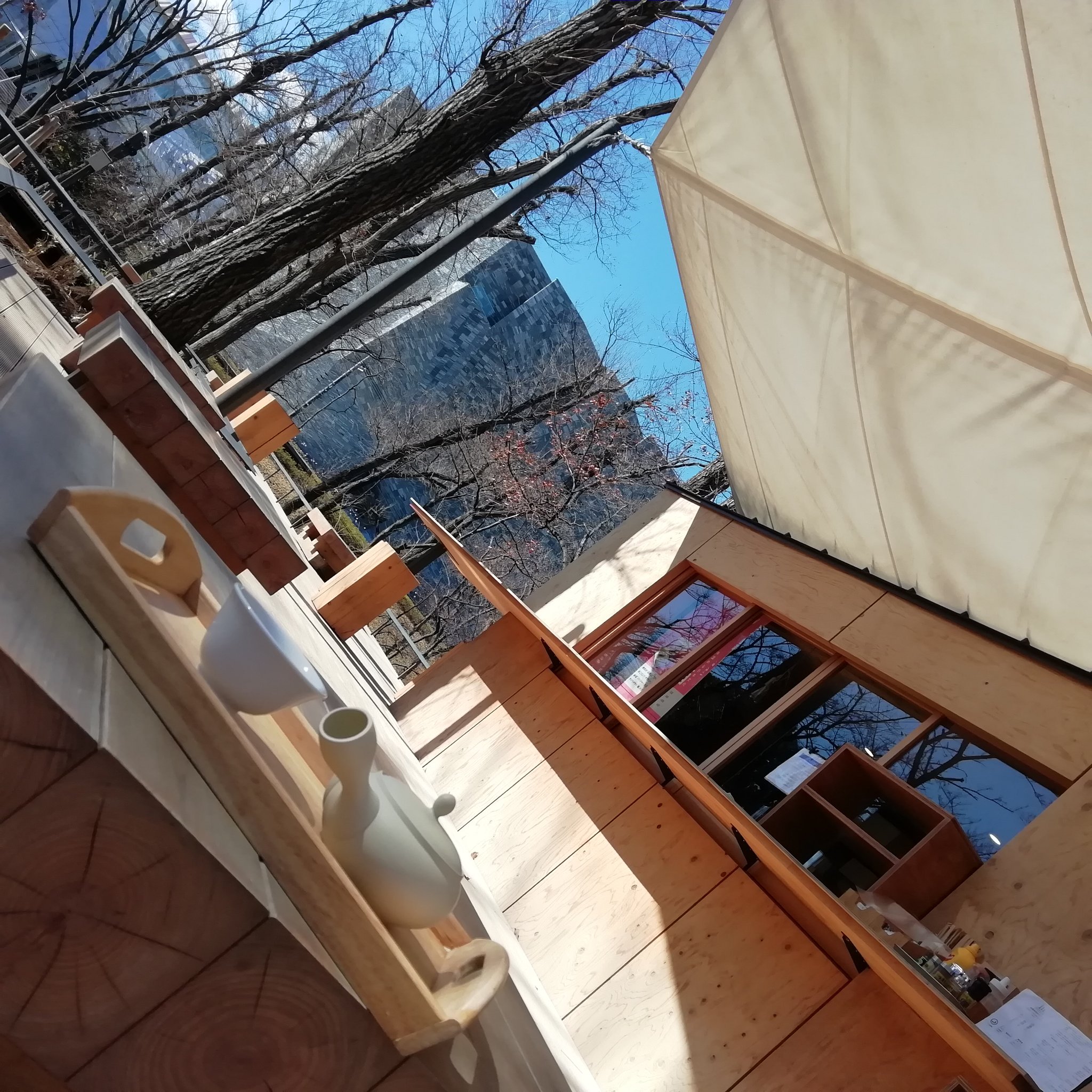 武蔵野樹林カフェ スタッフ耳より情報 今日は快晴ですが 少し風が強いですね 武蔵野樹林カフェのテラス席は 建物自体が風 よけになるので 風が強い日でも安心して休憩できますよ 当店おすすめの狭山茶は 店外設置の茶釜からお湯のおかわりが可能