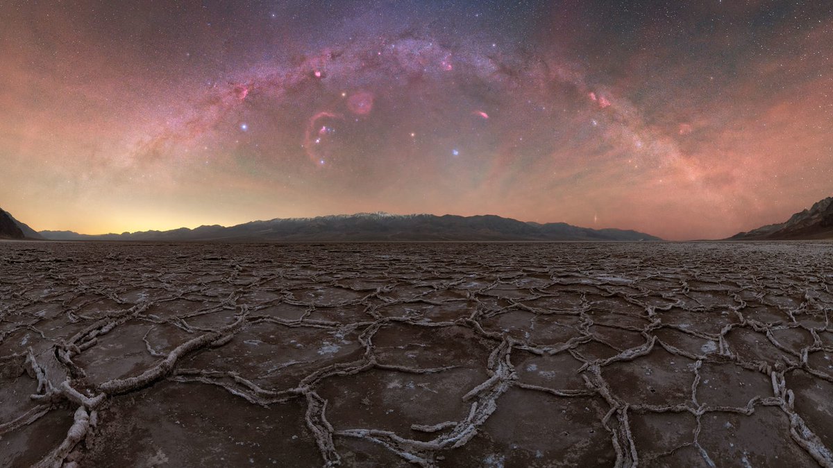 redditSpaceView's tweet photo. The Milky Way over the Badwater Basin https://t.co/yYhcBoRIpl