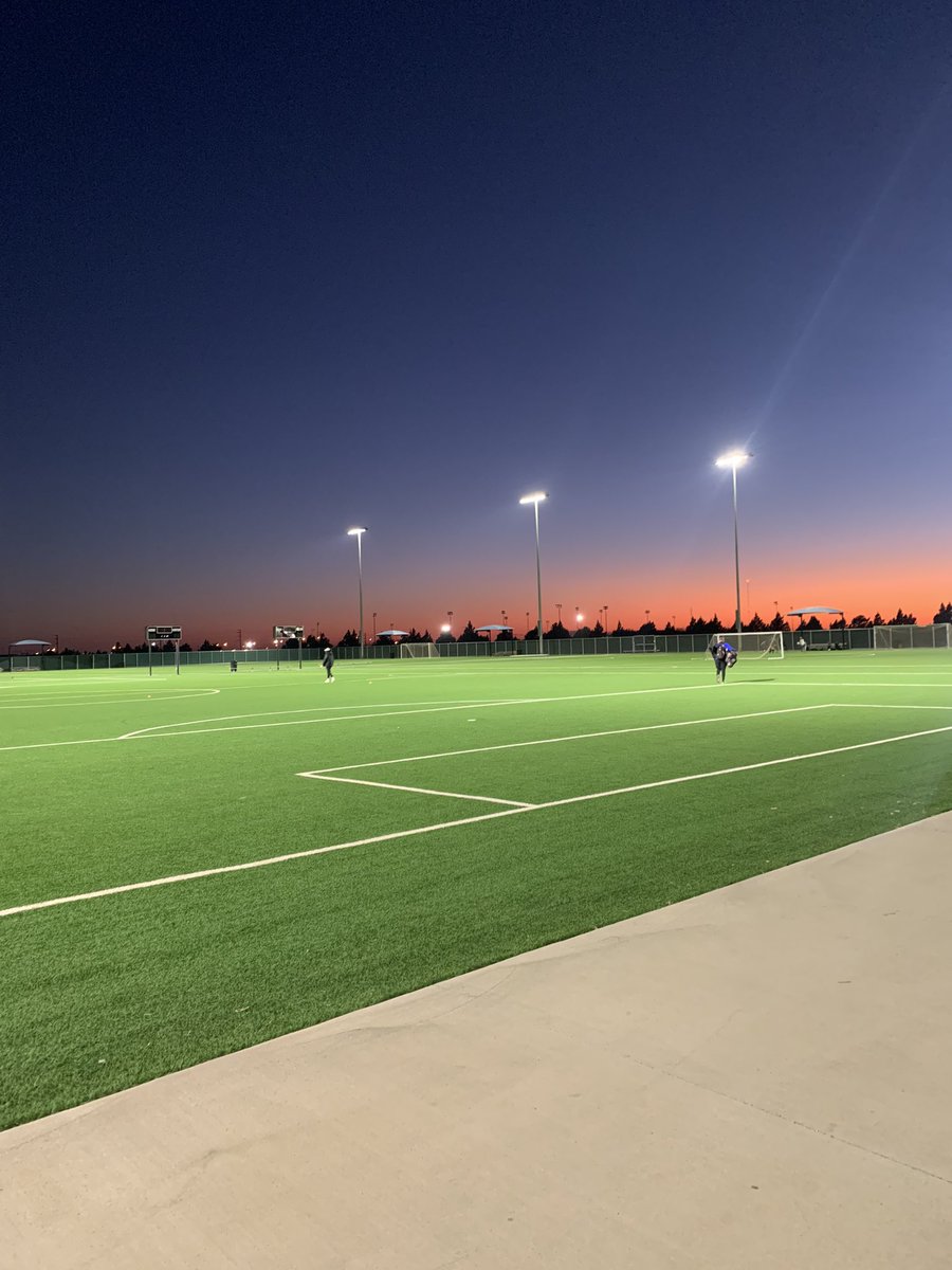 PrichardMcKenna's tweet photo. beautiful sunset for the first day back to club practice! #fcdwtx #GodIsGood https://t.co/ygIsT9lThw