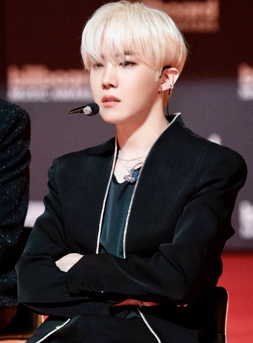 thehobiprint's tweet photo. cant believe the Jung Hoseok let us see his face for free…how did we deserve that https://t.co/pFhlxpy6gL