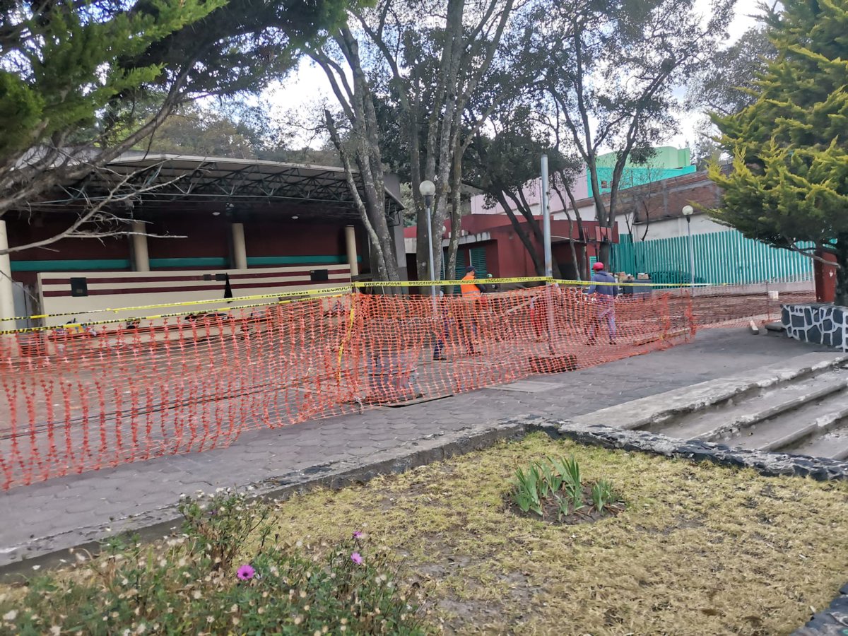 HcruzVarela's tweet photo. @NTelevisa_com De su nota del regreso a clases de 26 planteles del IEMS en CDMX. https://t.co/93UJ1Nk9Mx condiciones no son las adecuadas en algunos de ellos, como en el IEMS-Tlalpan 1 donde se llevan a cabo actividades académicas en plena obra de reparación del plantel. https://t.co/I77bP67qUj