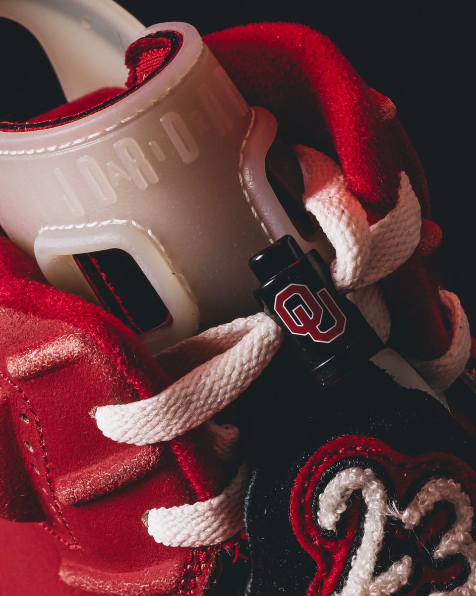 OU_Football's tweet photo. A gift 𝘧𝘳𝘰𝘮 the 🐐 

#OUxJordan #OUDNA https://t.co/8ZvE0AijH4