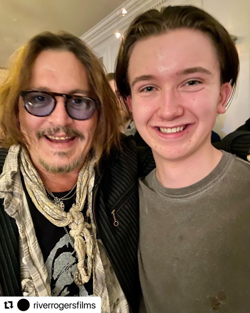 DeppUruguay's tweet image. Johnny Depp hoy con un fan 😍❤️

#Minamata
 #OscarsFanFavorite  
#Sweepstakes